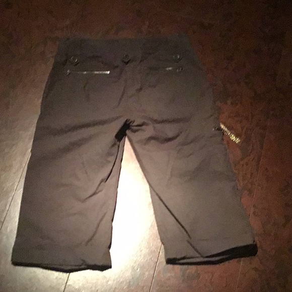 Green capris short pants - Picture 2 of 7